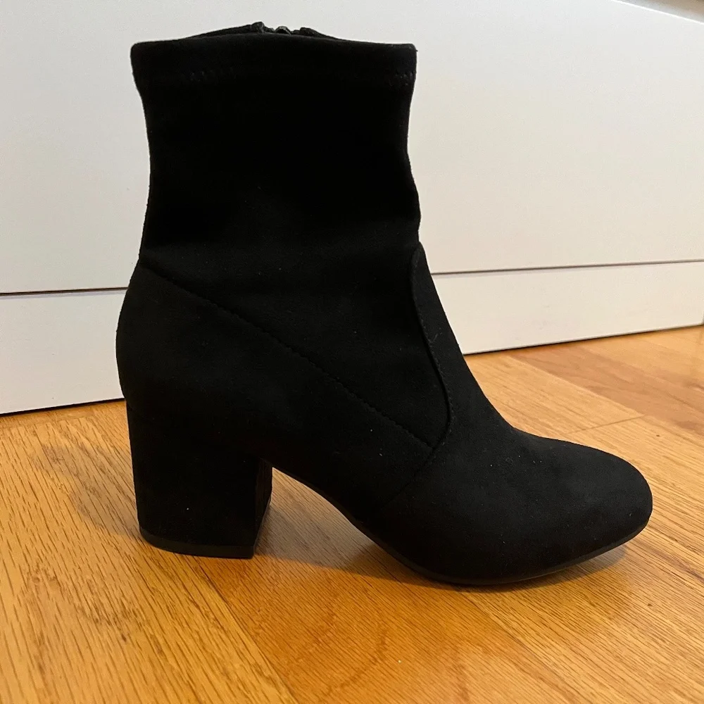 NEW Size 5.5 Steve Madden Irven Black Faux Suede booties in Original Box - Picture 3 of 7